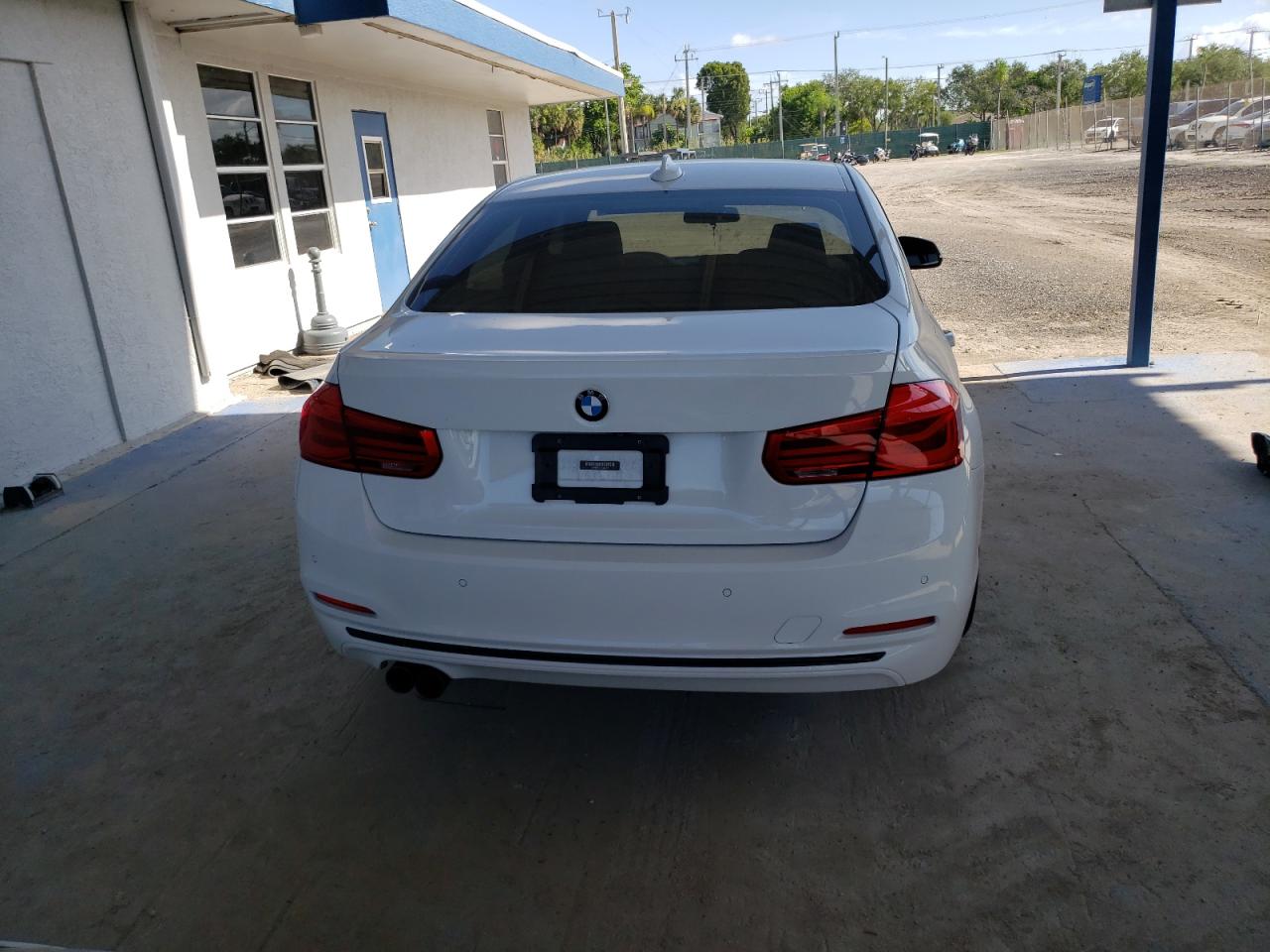Bmw 330 i WBA8B9C57JEE81507
