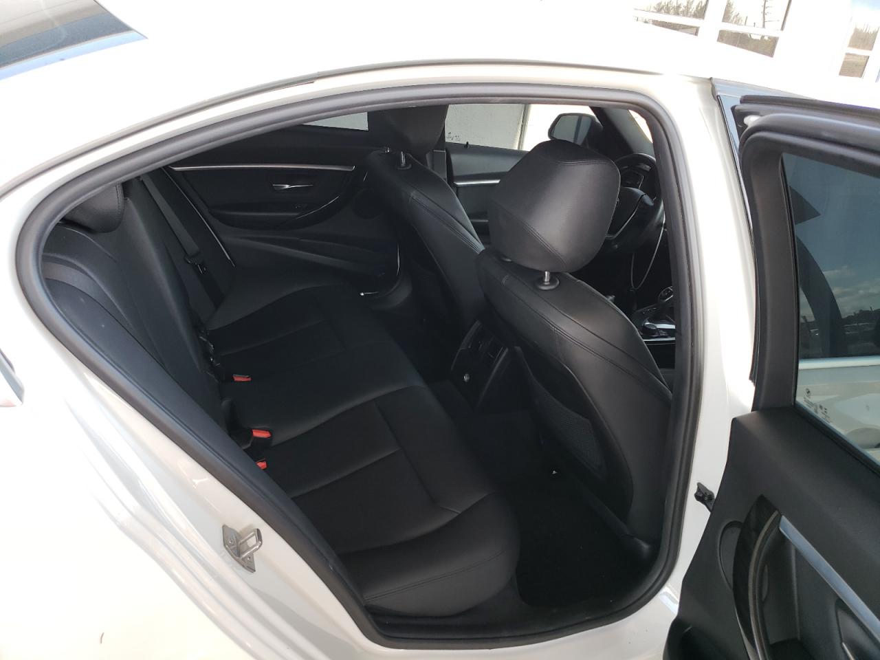 Bmw 330 i WBA8B9C57JEE81507