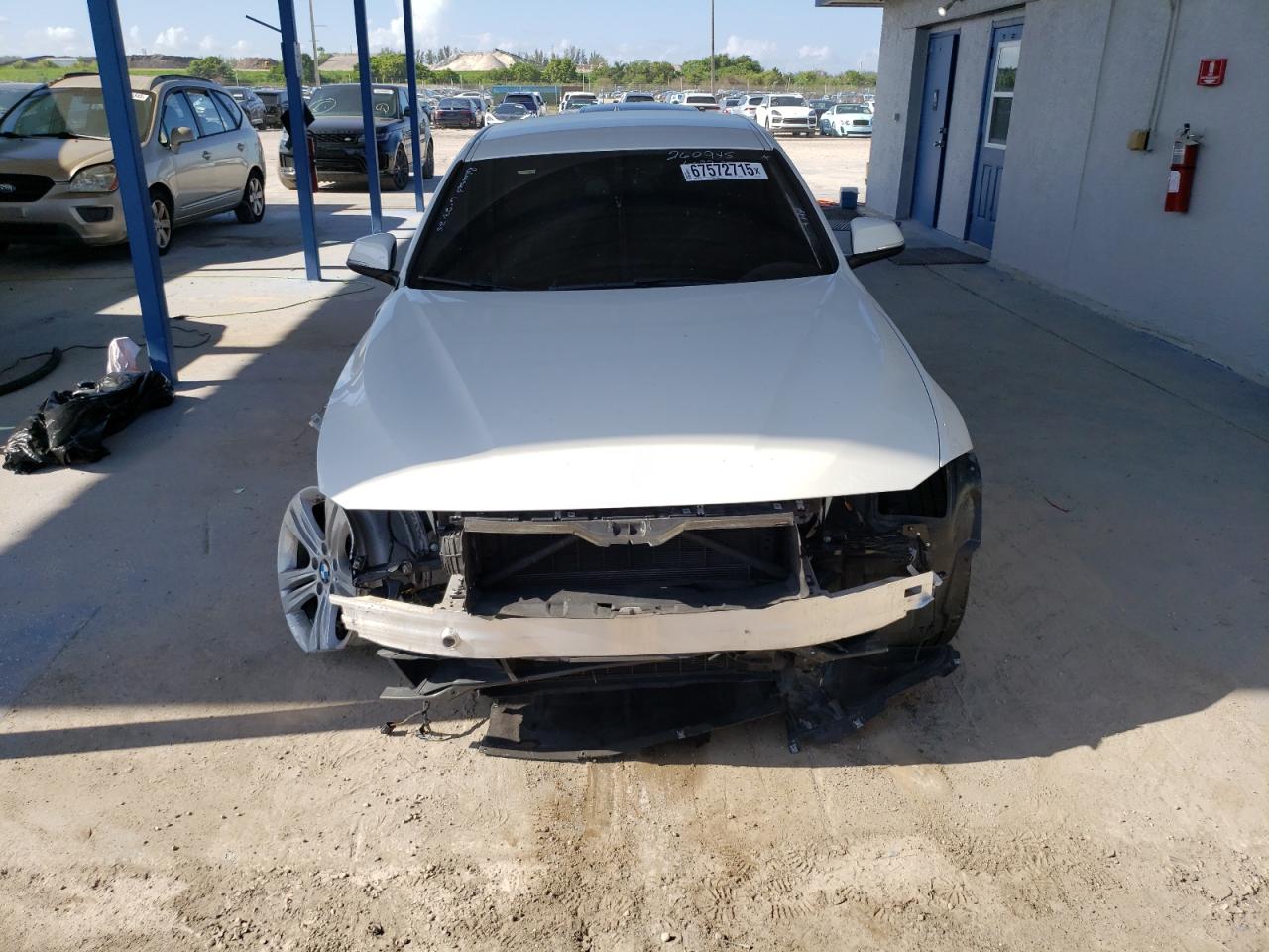 Bmw 330 i WBA8B9C57JEE81507