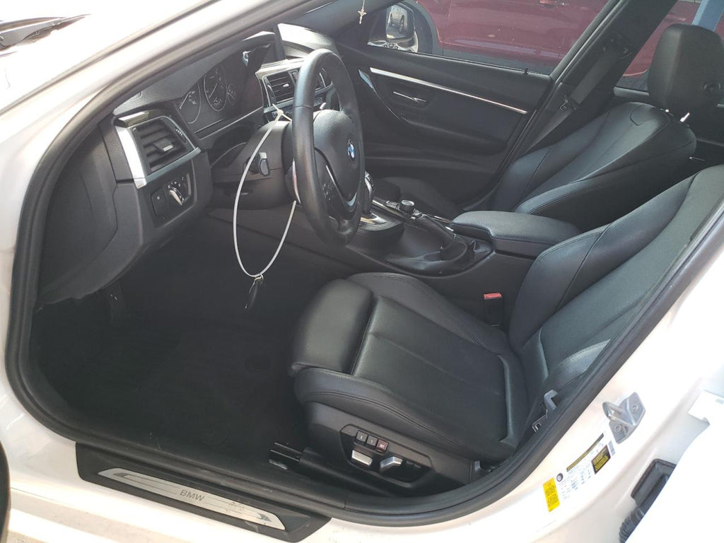 Bmw 330 i WBA8B9C57JEE81507