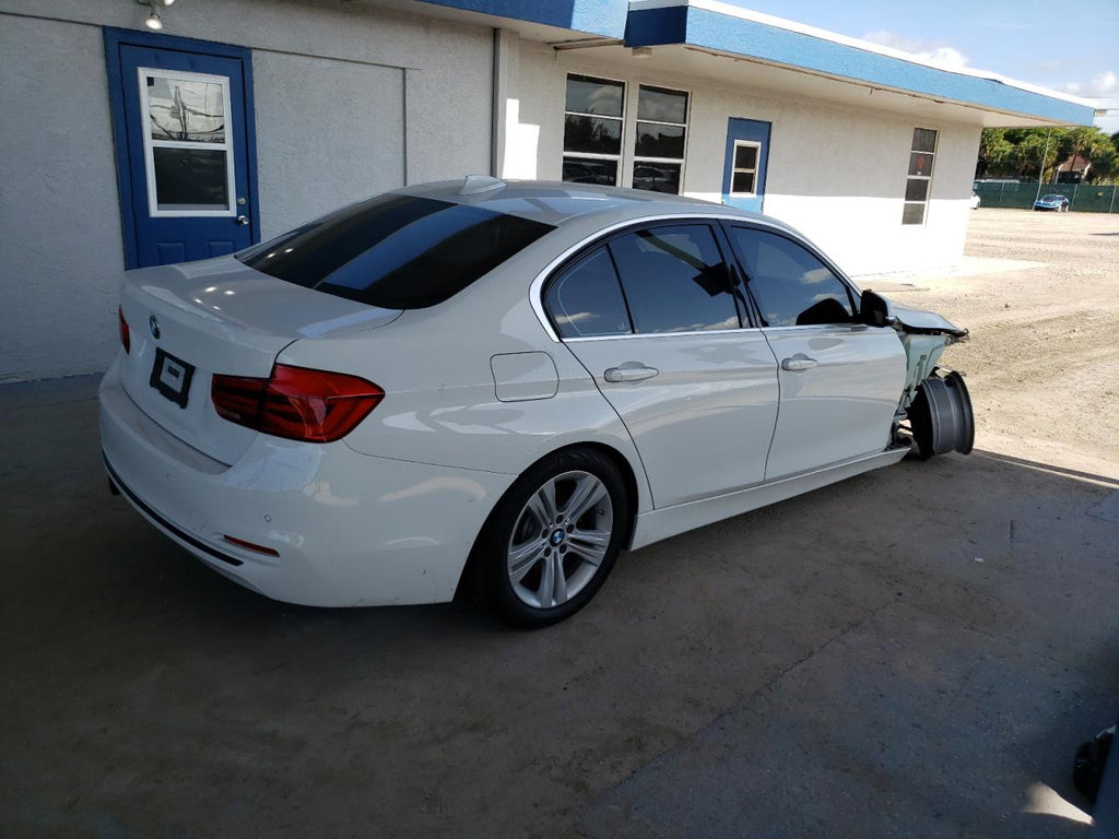 Bmw 330 i WBA8B9C57JEE81507