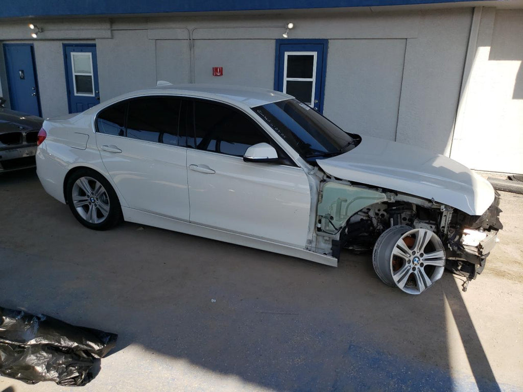 Bmw 330 i WBA8B9C57JEE81507