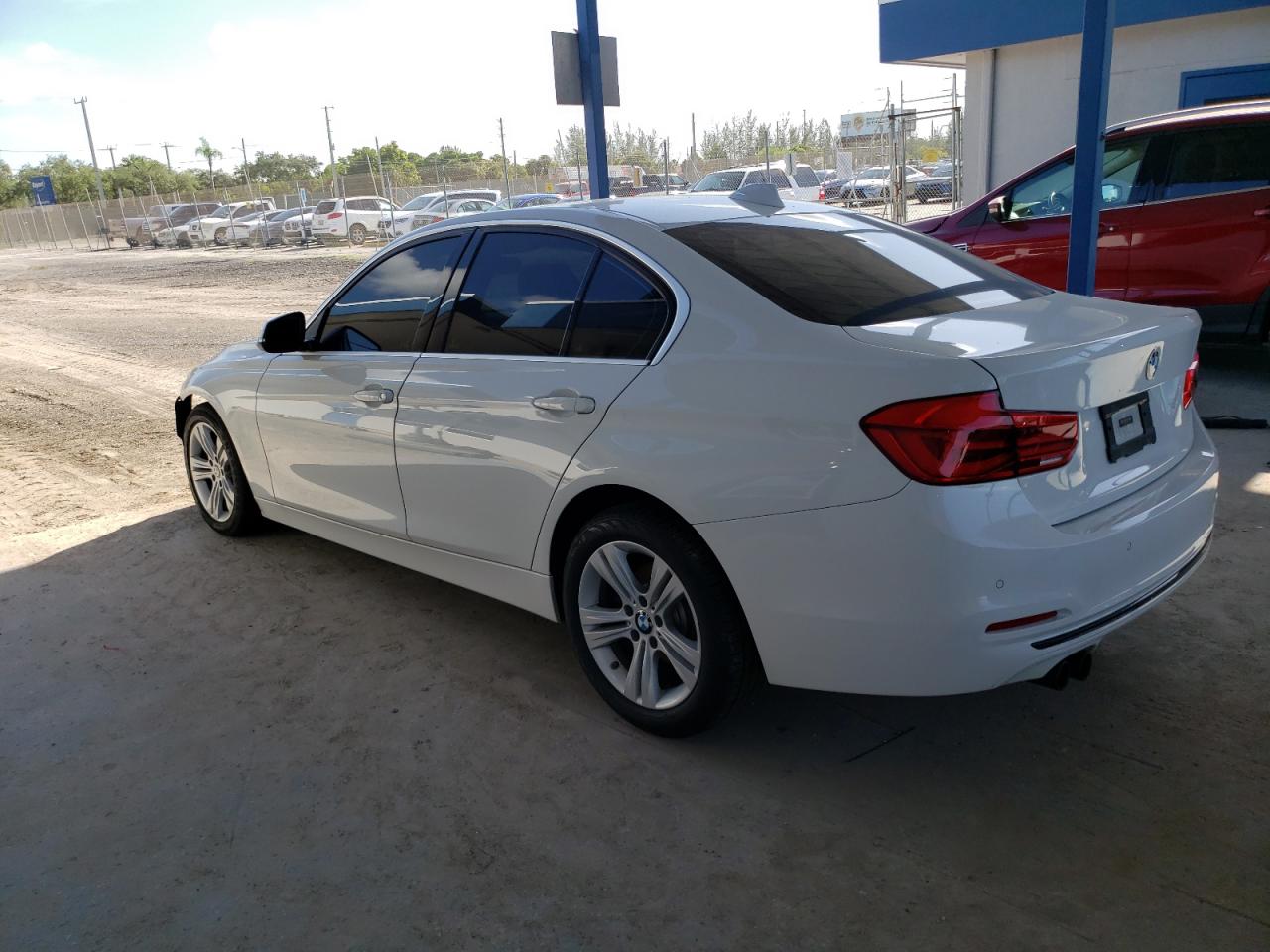 Bmw 330 i WBA8B9C57JEE81507