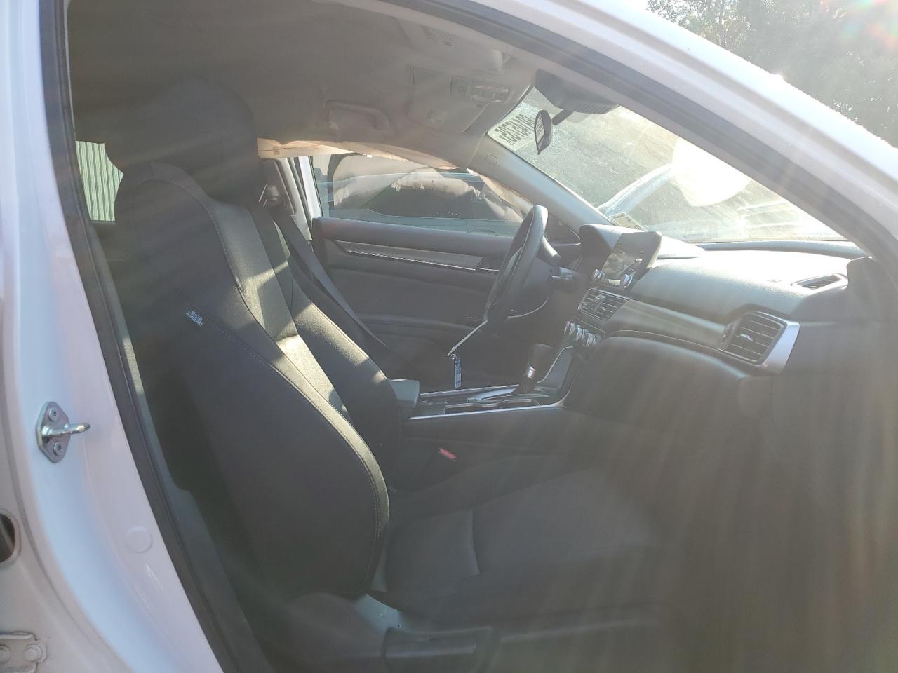 Honda accord lx 1HGCV1F11LA040561