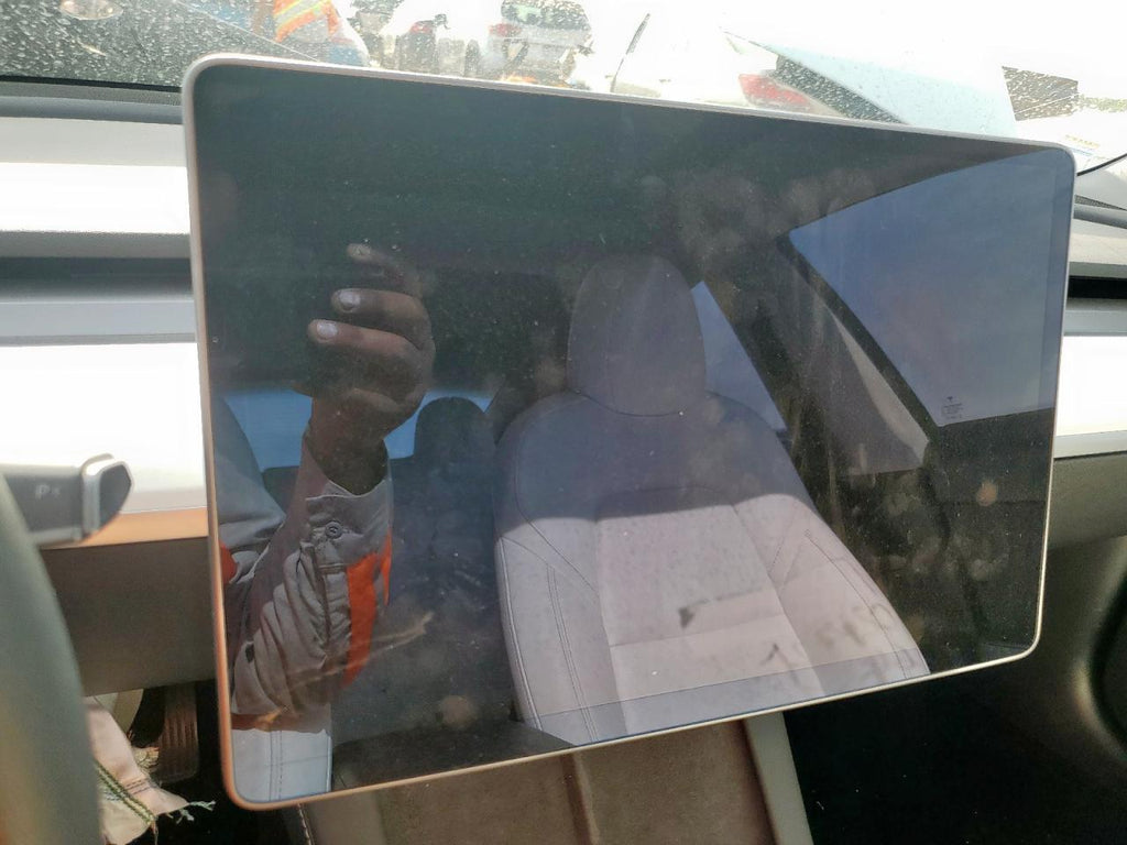 Tesla model 3 5YJ3E1EB5MF026437