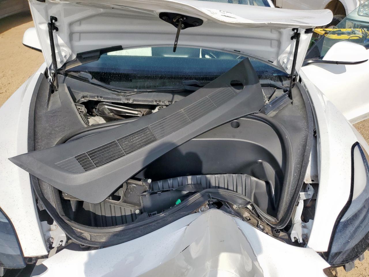 Tesla model 3 5YJ3E1EB5MF026437