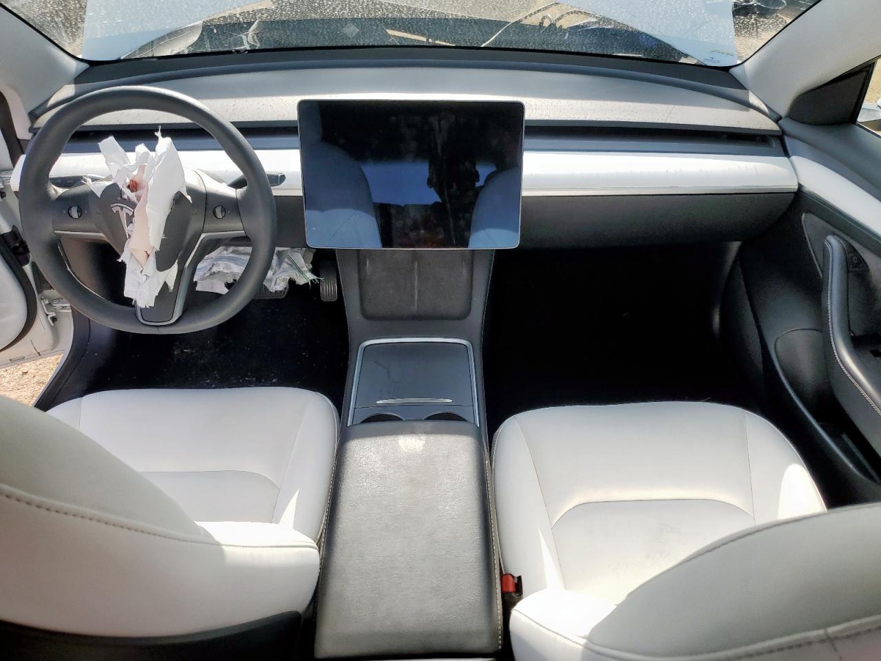 Tesla model 3 5YJ3E1EB5MF026437