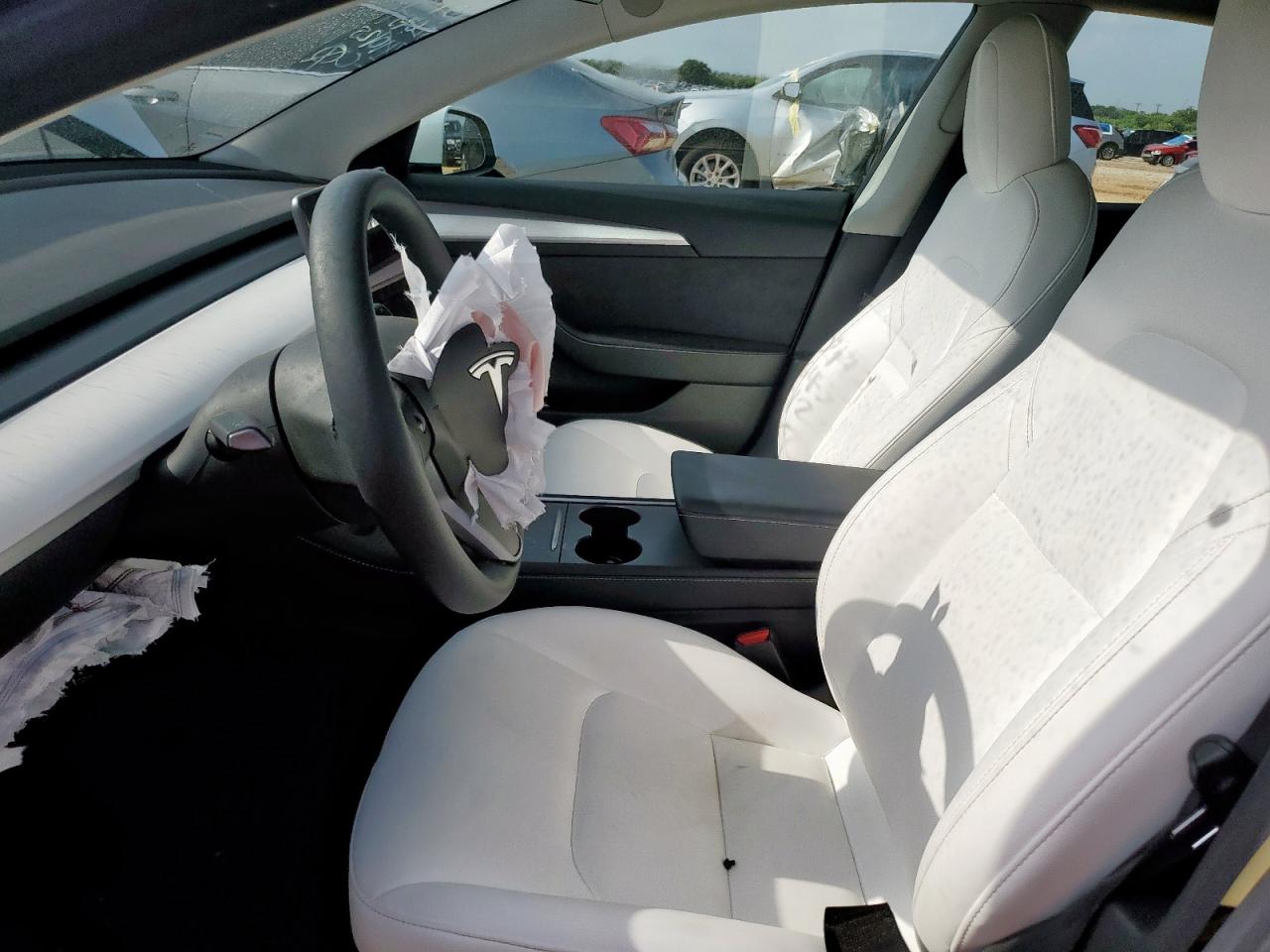 Tesla model 3 5YJ3E1EB5MF026437