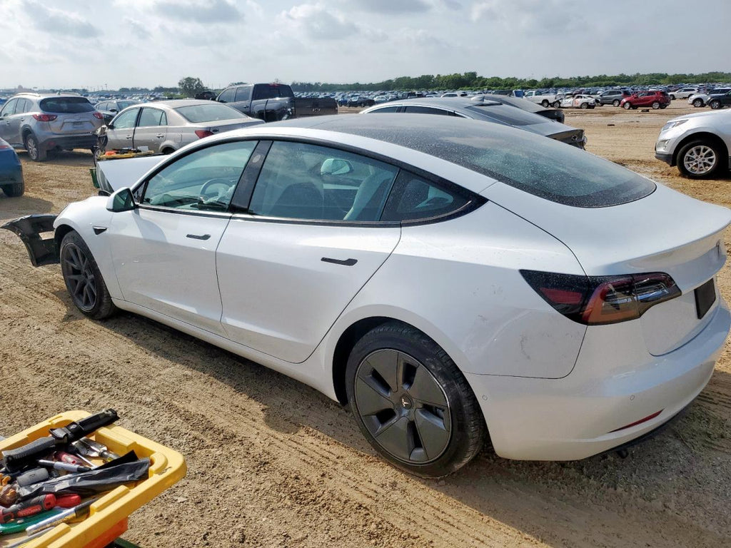 Tesla model 3 5YJ3E1EB5MF026437