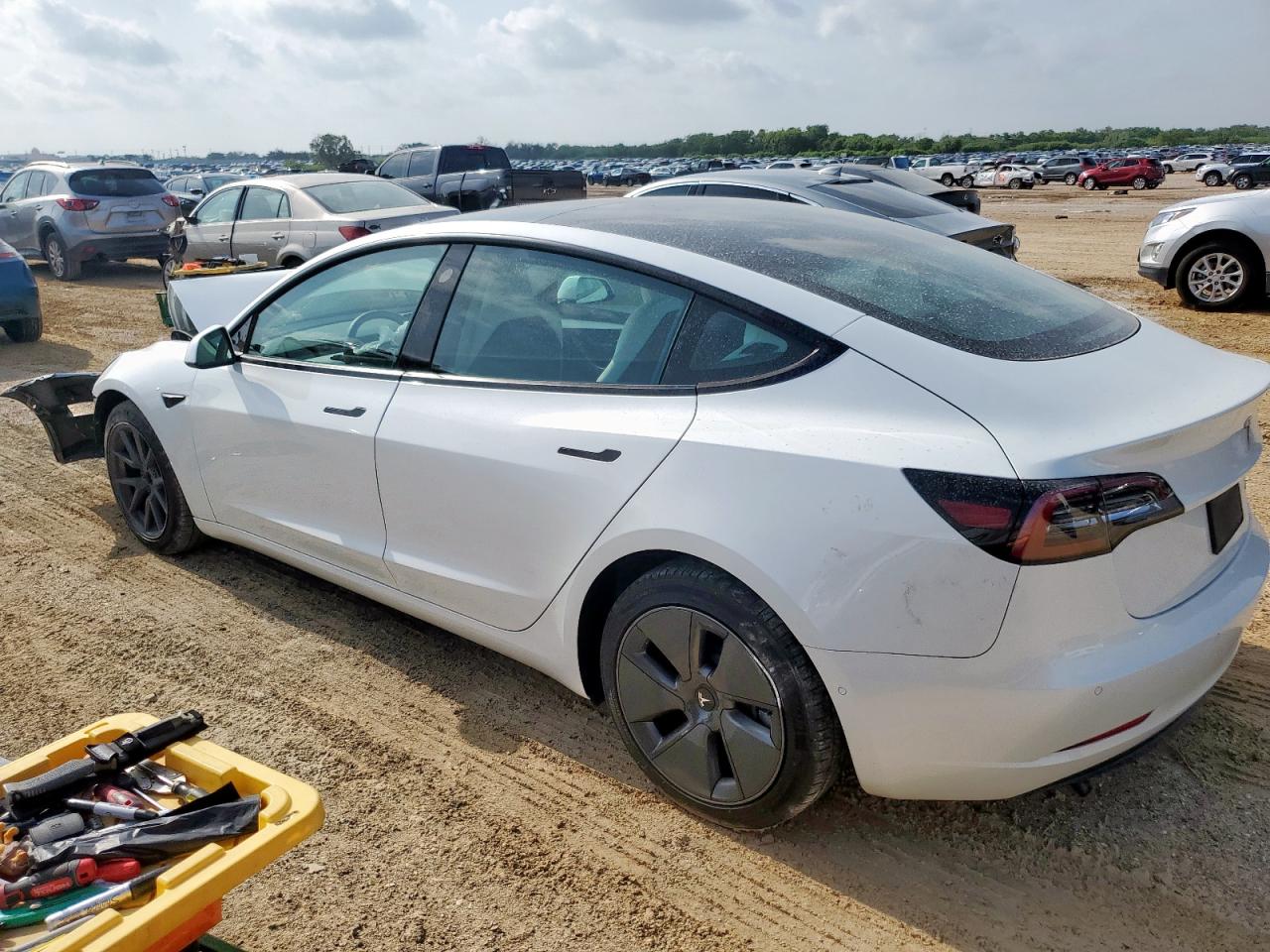 Tesla model 3 5YJ3E1EB5MF026437