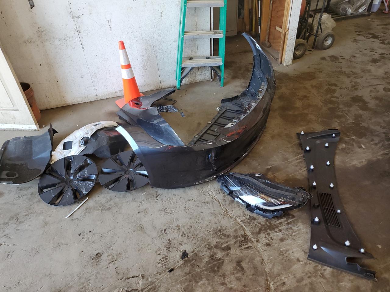 Tesla model 3 5YJ3E1EBXSF929759