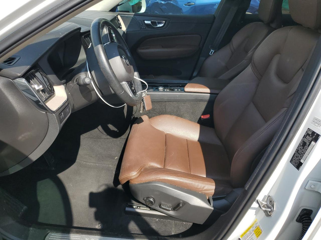 Volvo xc60 t5 in LYV102DL7KB264178